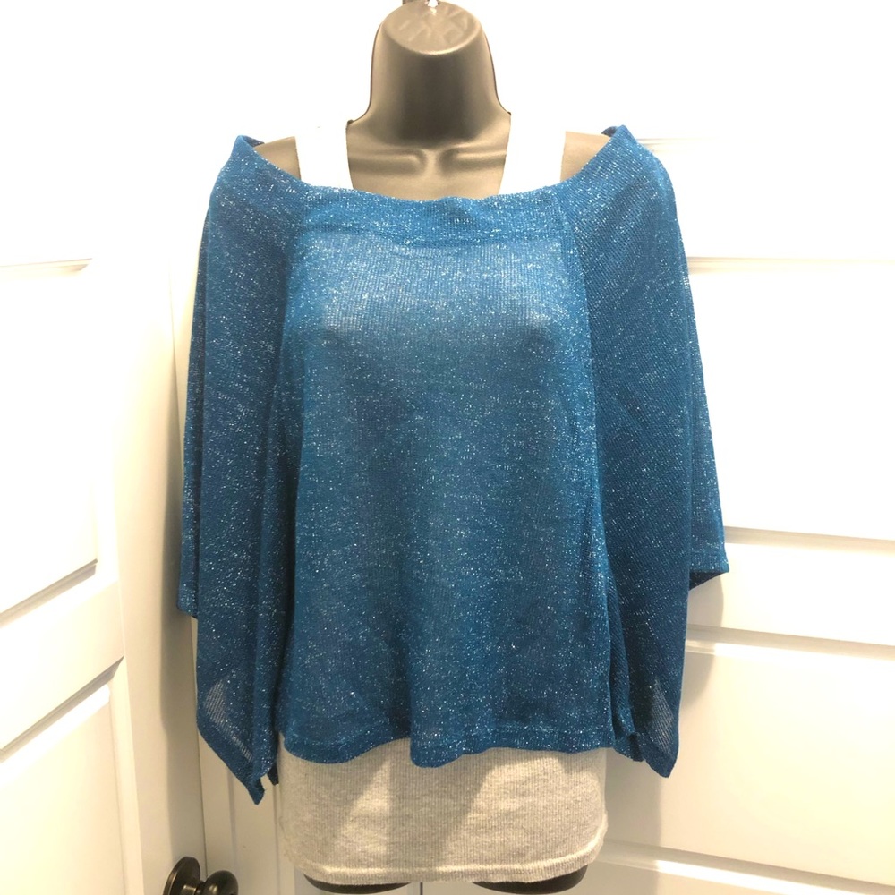 💙 EUC Gorgeous teal metallic patterned poncho style top. Size large 😍